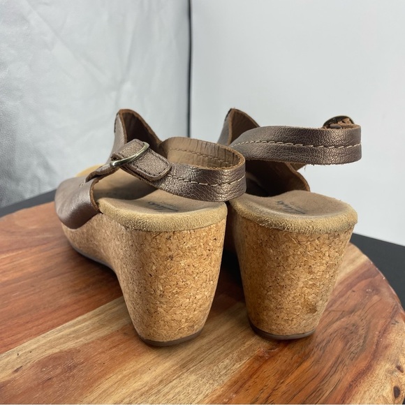 Clark’s Bronze Metallic Leather Cork Wedge Heel Sandals Buckle slingback Sz 8.5 - Picture 4 of 9